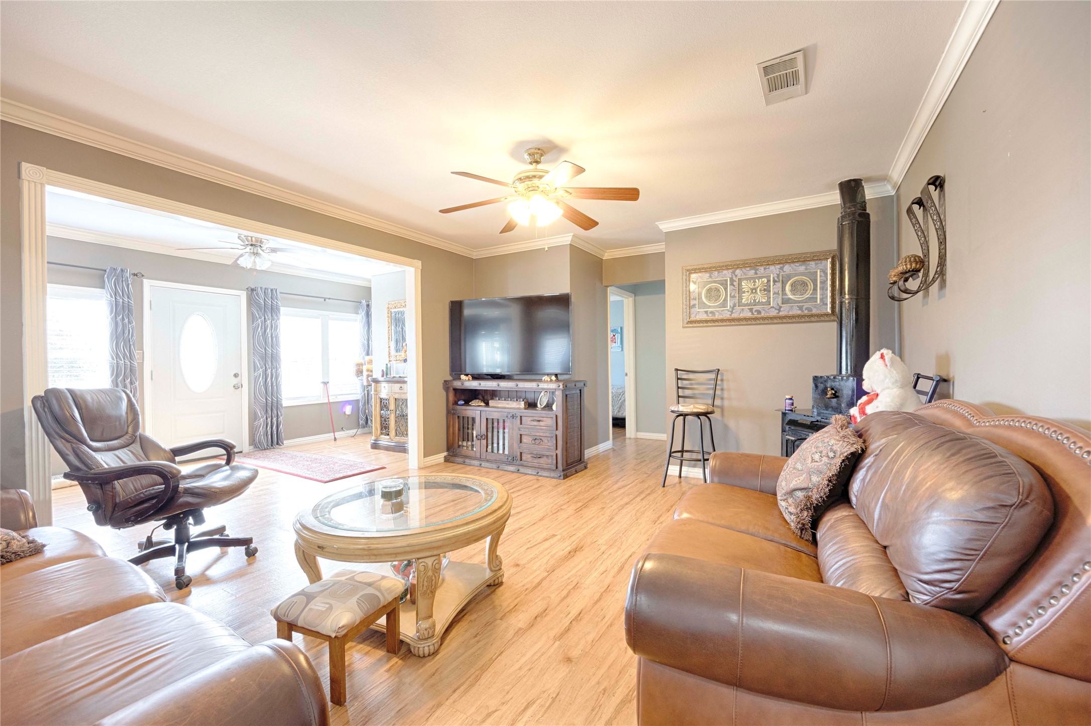 5135 Highway 90 Schulenburg, TX 78956 - Photo 10 of 32 a living room with furniture and a chandelier