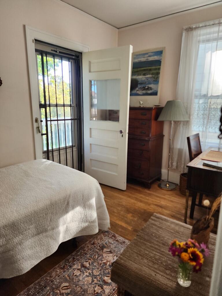 877 Burlingame Street Detroit, MI 48202 - Photo 16 of 21 Cozy room w balcony