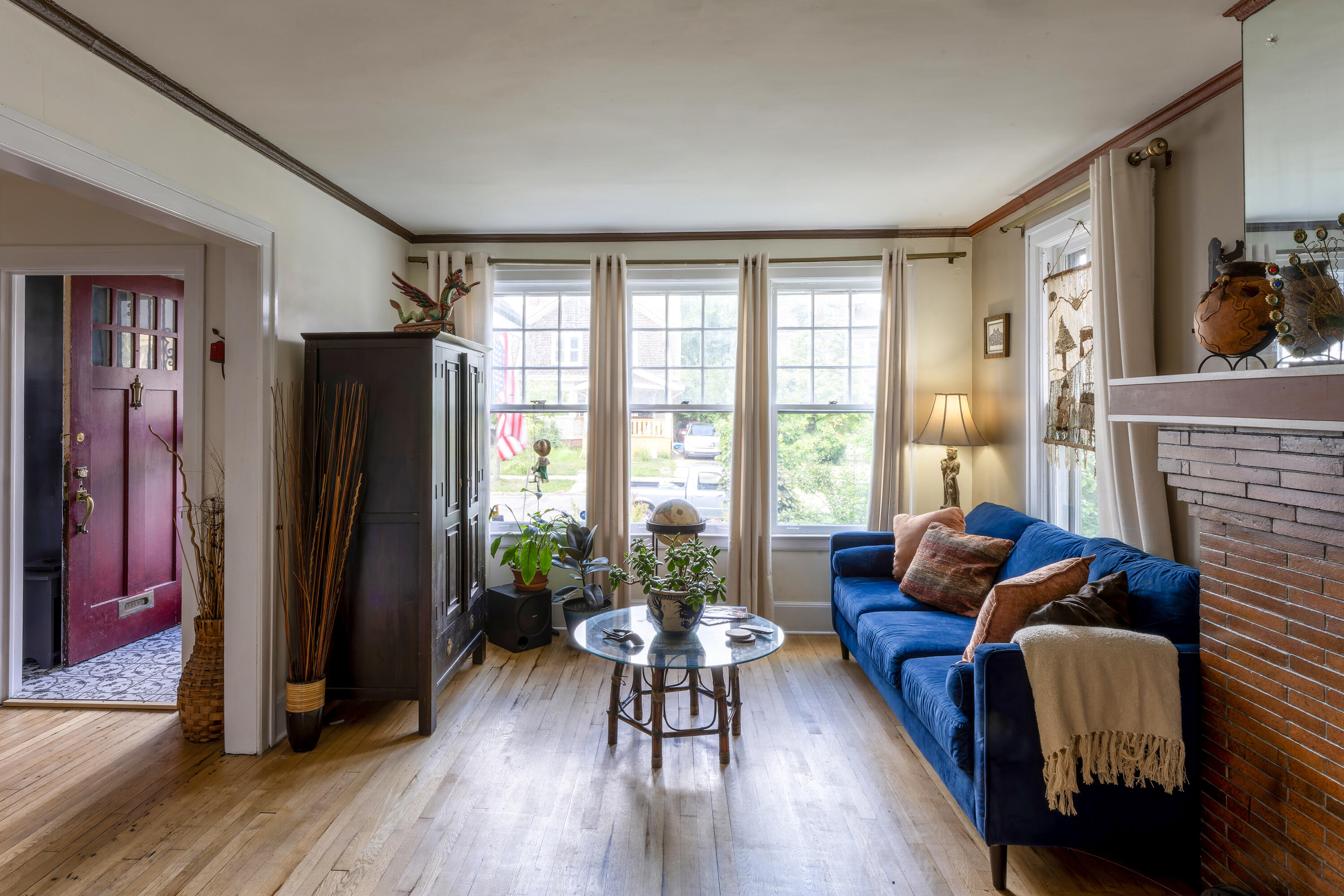 877 Burlingame Street Detroit, MI 48202 - Photo 5 of 21 Livingroom w foyer ed