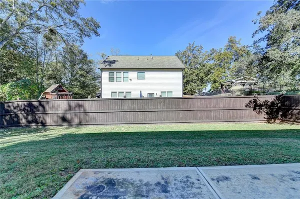a view of a backyard