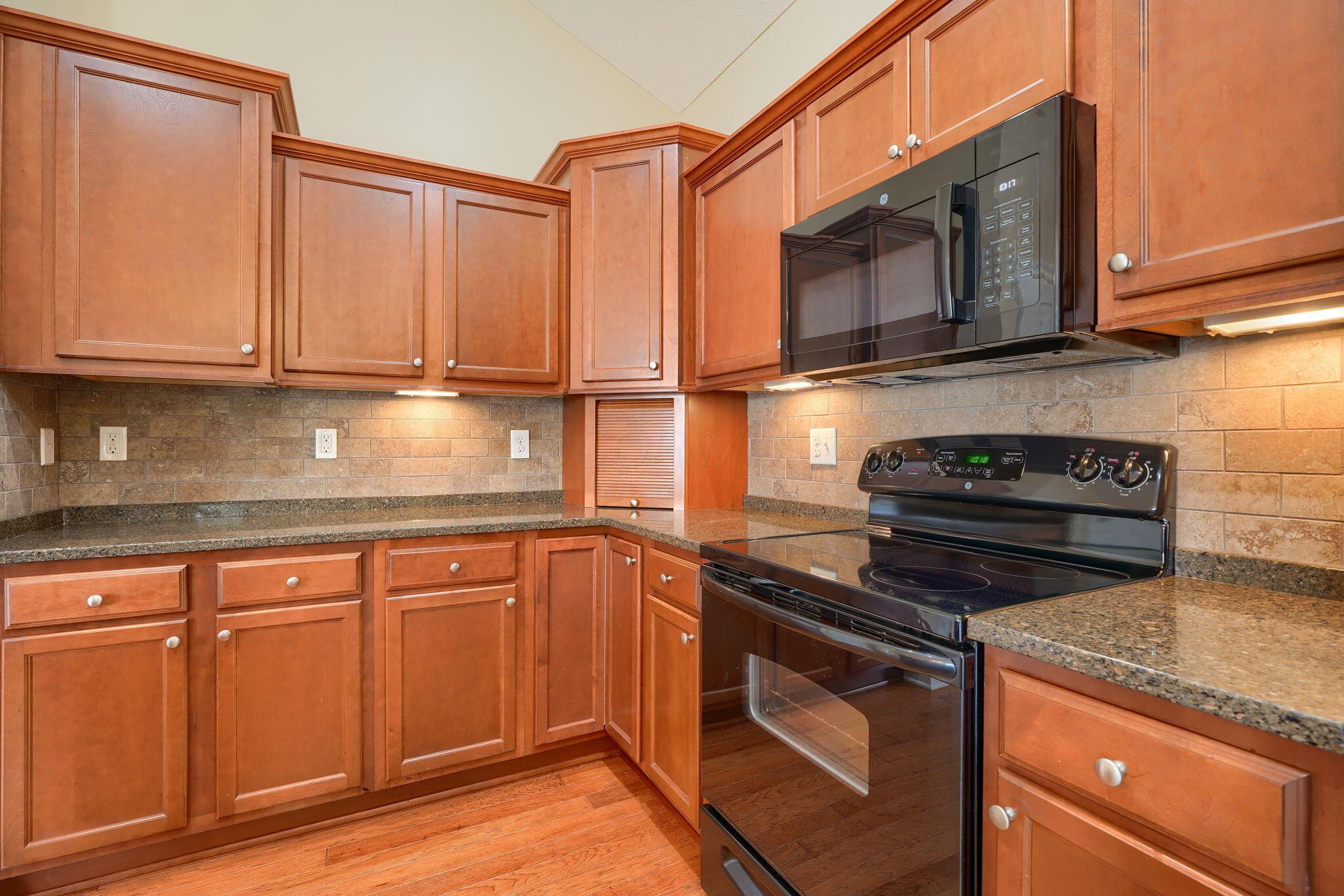 6911 Rothwell Street, Unit 5 New Albany, OH 43054 - Photo 15 of 44 Staggered cabinetry