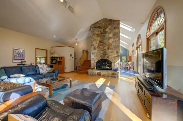 $1,600,000 | 17 Blueberry Point Road, Raymond, ME 04071