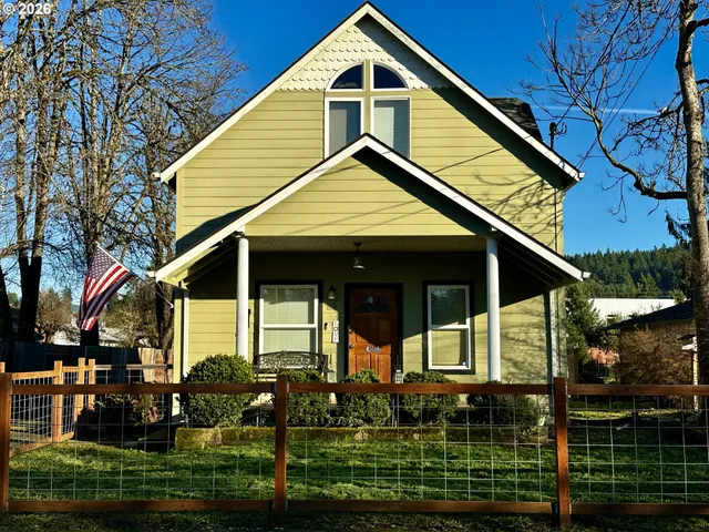 $349,995 | 822 South 8th Street, Cottage Grove, OR 97424