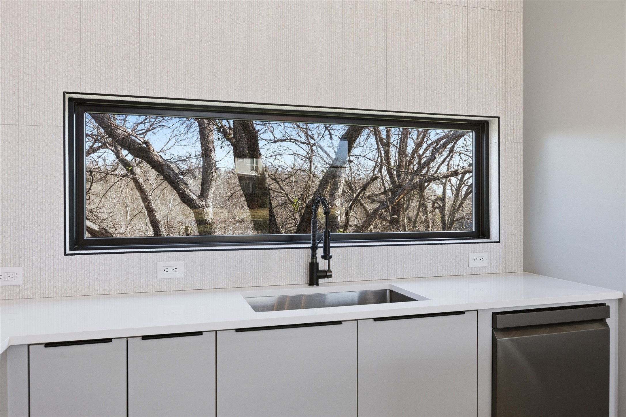 5013 Rob-Scott Street Austin, TX 78721 - Photo 12 of 35 Natural lighting peeking into the kitchen area.