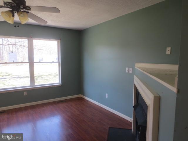 1739 Batts Neck Road Stevensville, MD 21666 - Photo 3 of 12 Living Room