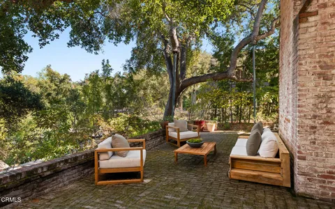 a view of a dinning table and chairs in the patio