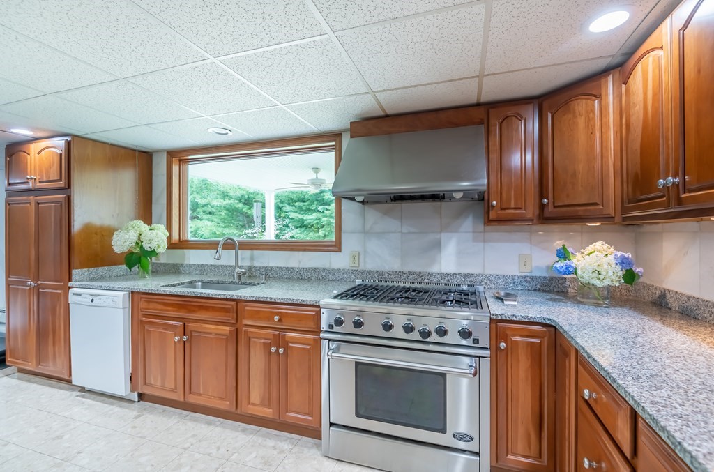 232 Candlestick Road North Andover, MA 01845 - Photo 25 of 42 Gallery Image 25