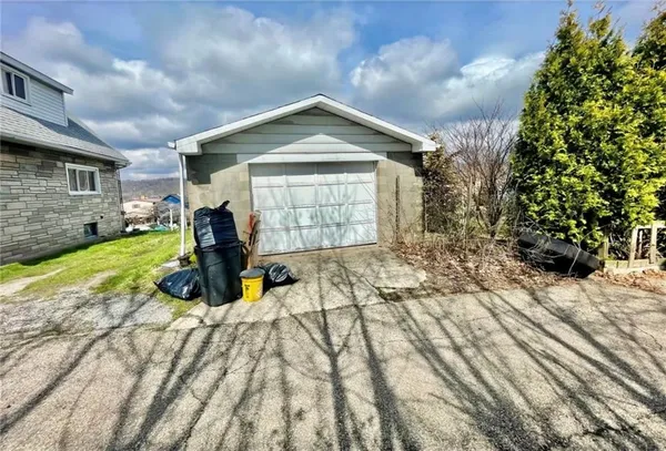 a view of a house with back yard