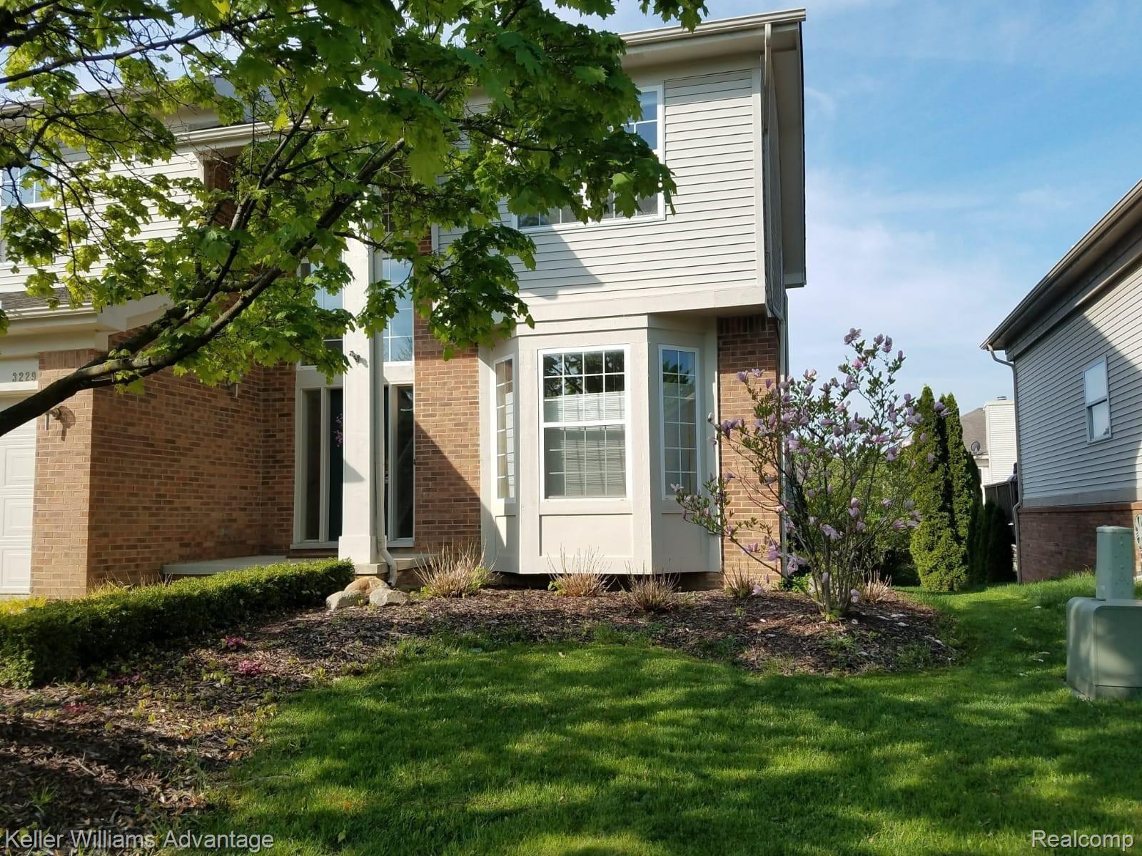 3229 Silverbrook Drive Rochester, MI 48306 - Photo 2 of 33 Living room bay window