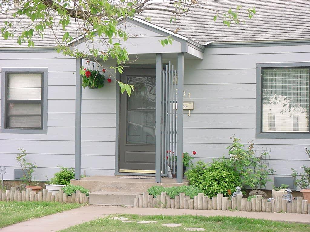 301 Southwest 45th Avenue Amarillo, TX 79110 - Photo 4 of 19 a front view of a house with a yard