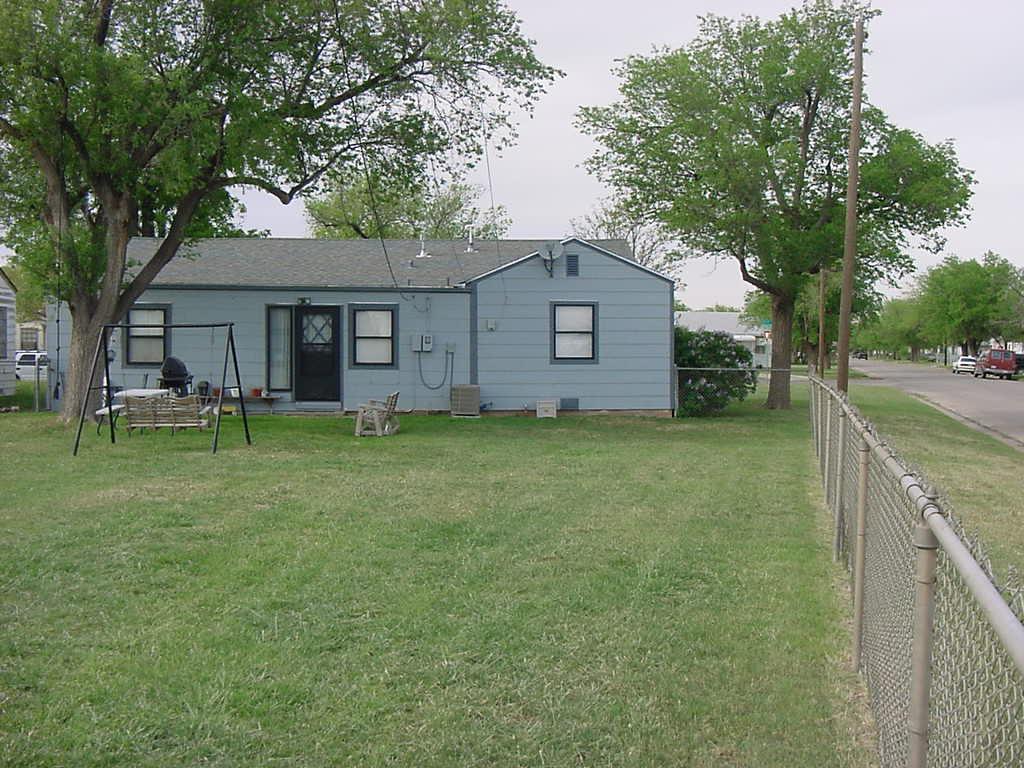 301 Southwest 45th Avenue Amarillo, TX 79110 - Photo 9 of 19 a front view of house with yard and trees