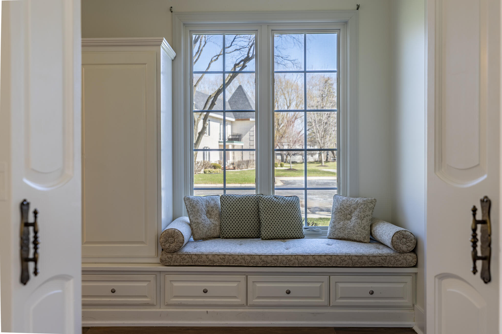 2255 Bordeaux, Unit B1 Highland, IN 46322 - Photo 39 of 49 a living room with furniture and a window