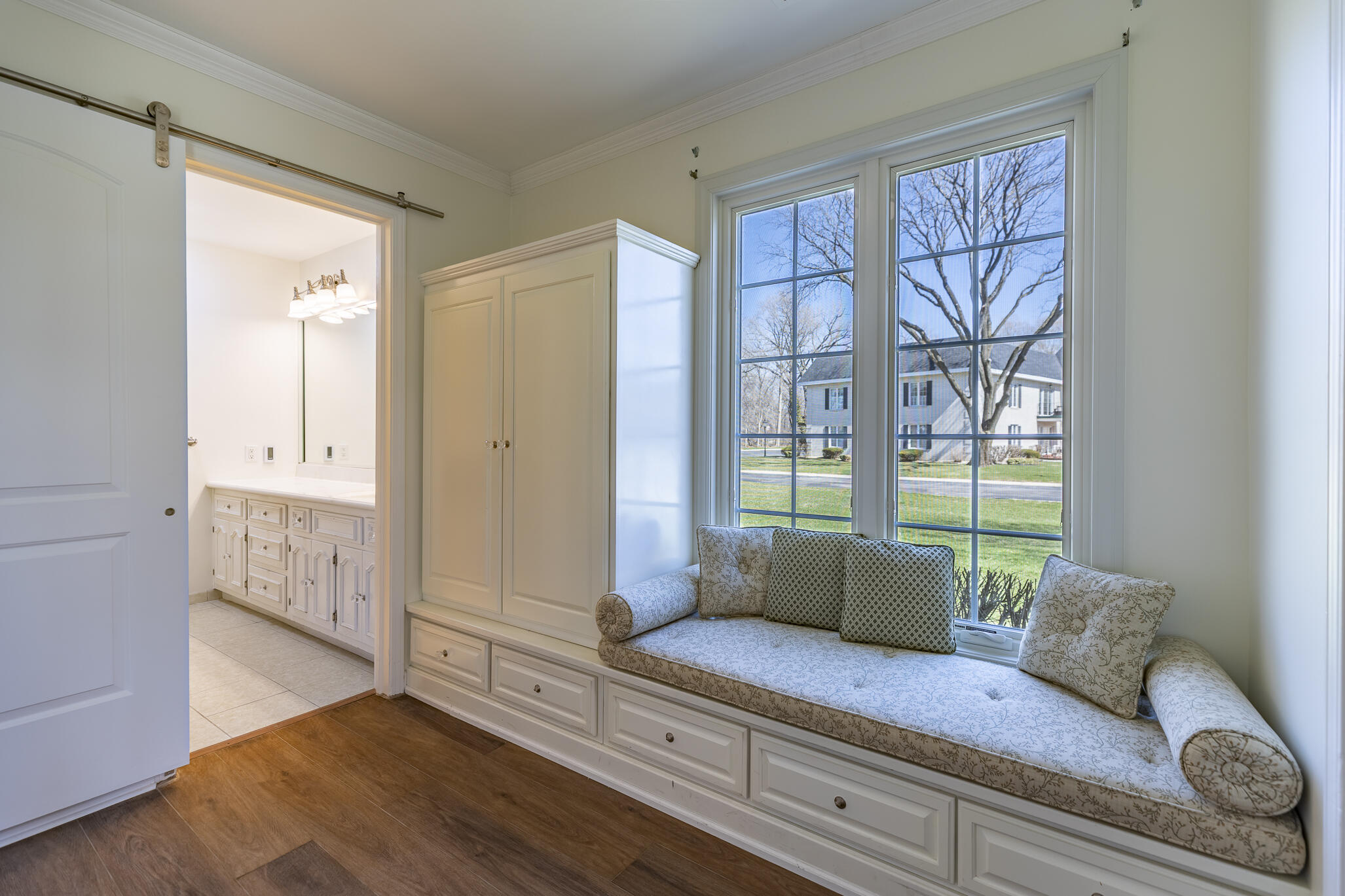 2255 Bordeaux, Unit B1 Highland, IN 46322 - Photo 40 of 49 a living room with furniture and wooden floor