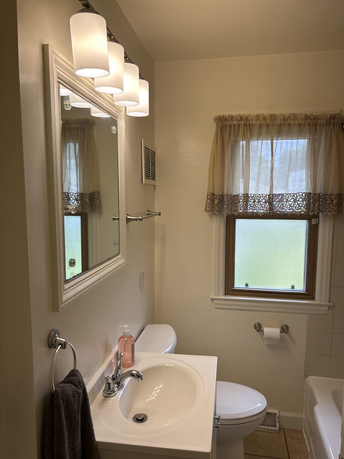 2745 South 68th Street Milwaukee, WI 53219 - Photo 4 of 28 2745S68thSt_70007_4