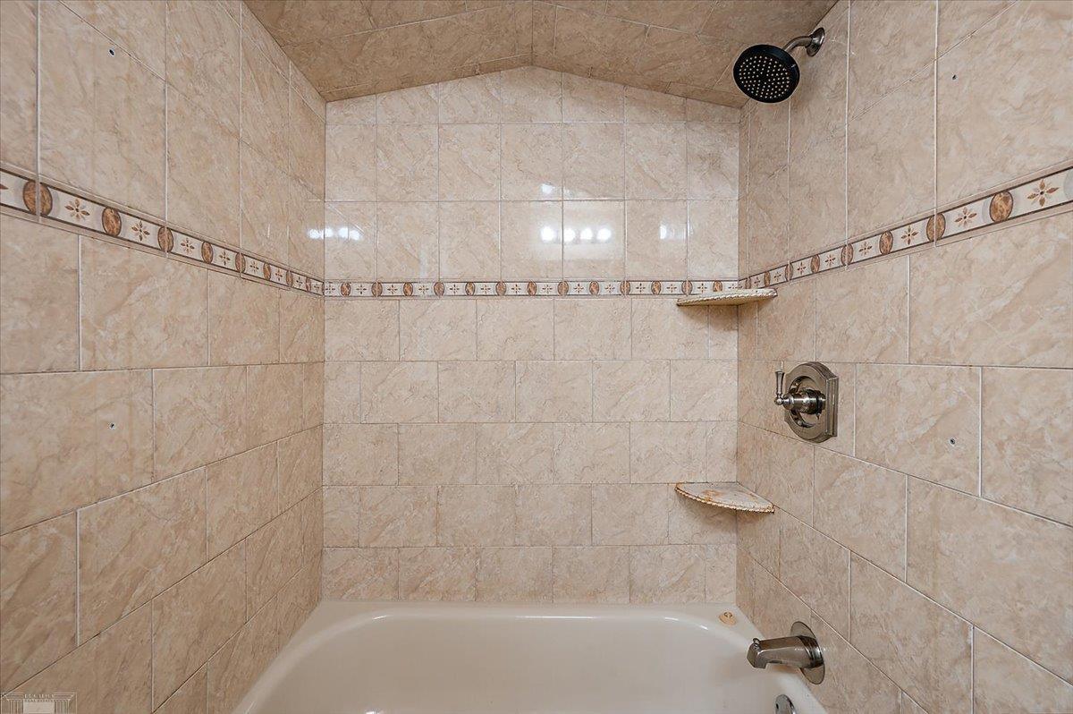 20945 Hampton Road Harper Woods, MI 48225 - Photo 29 of 74 50194543-abee7a3e-c28c-483f-a18f-5ab1c9a30391.JPG