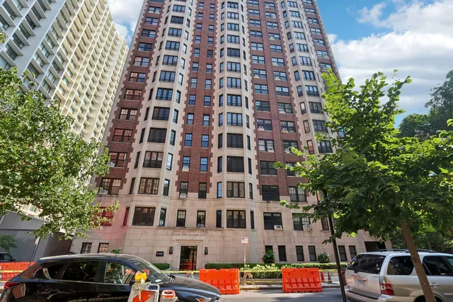 $689,000 | 421 West Melrose Street, Unit 21AD, Chicago, IL 60657