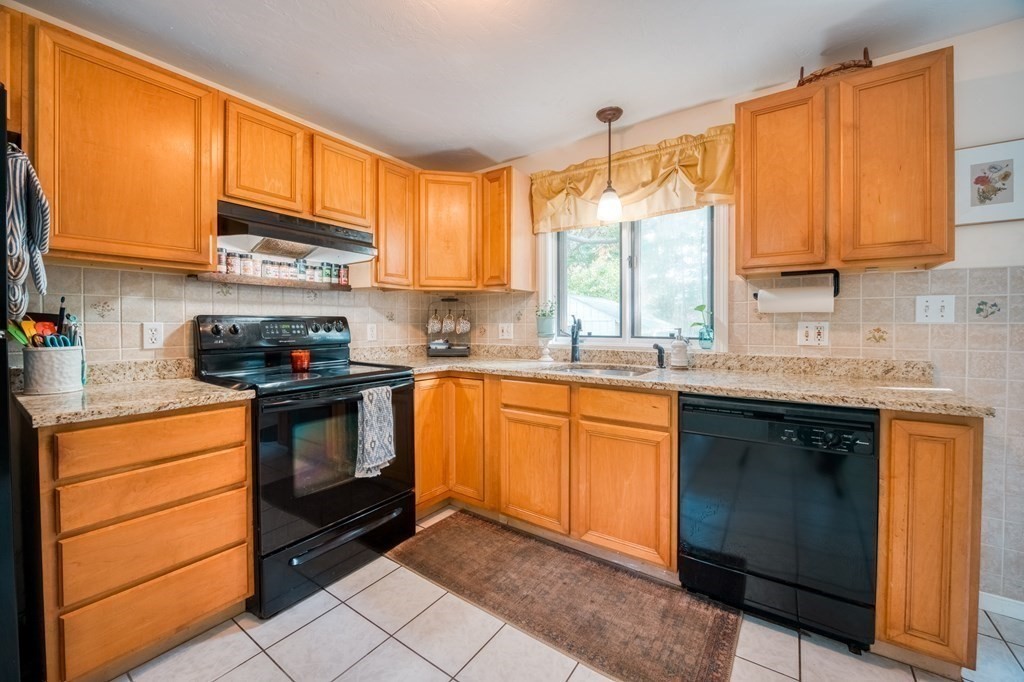 33 Barrows Road Worcester, MA 01609 - Photo 5 of 23 Gallery Image 5