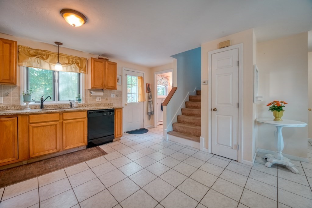 33 Barrows Road Worcester, MA 01609 - Photo 6 of 23 Gallery Image 6