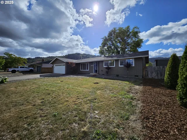 $369,900 | 3127 West Chateau Avenue, Roseburg, OR 97471