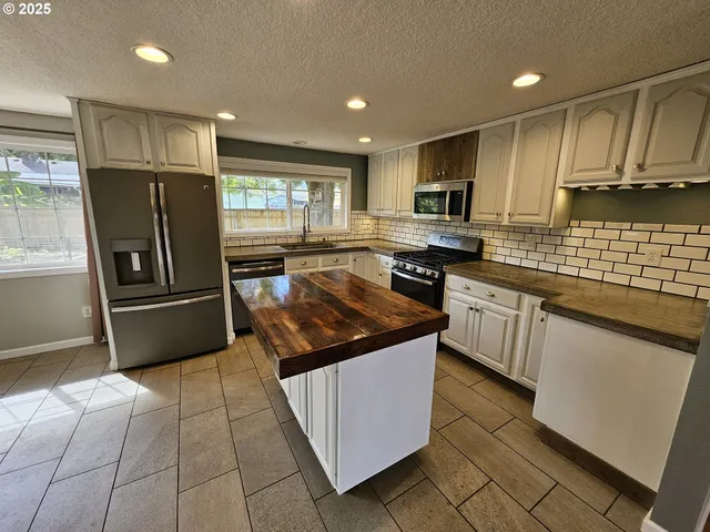 $369,900 | 3127 West Chateau Avenue, Roseburg, OR 97471