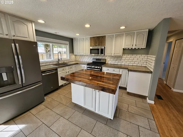 $369,900 | 3127 West Chateau Avenue, Roseburg, OR 97471