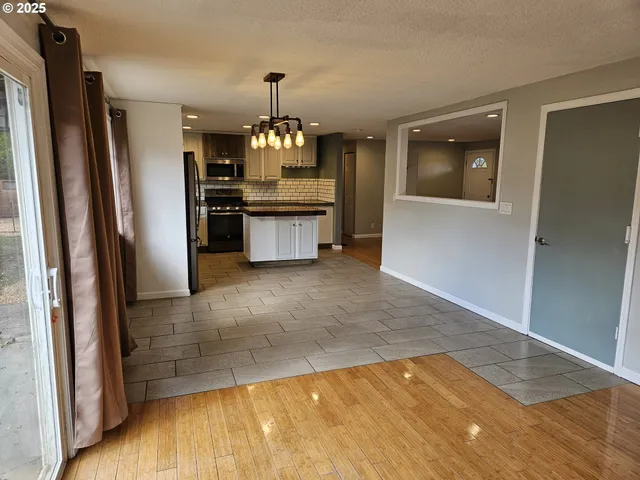 $369,900 | 3127 West Chateau Avenue, Roseburg, OR 97471