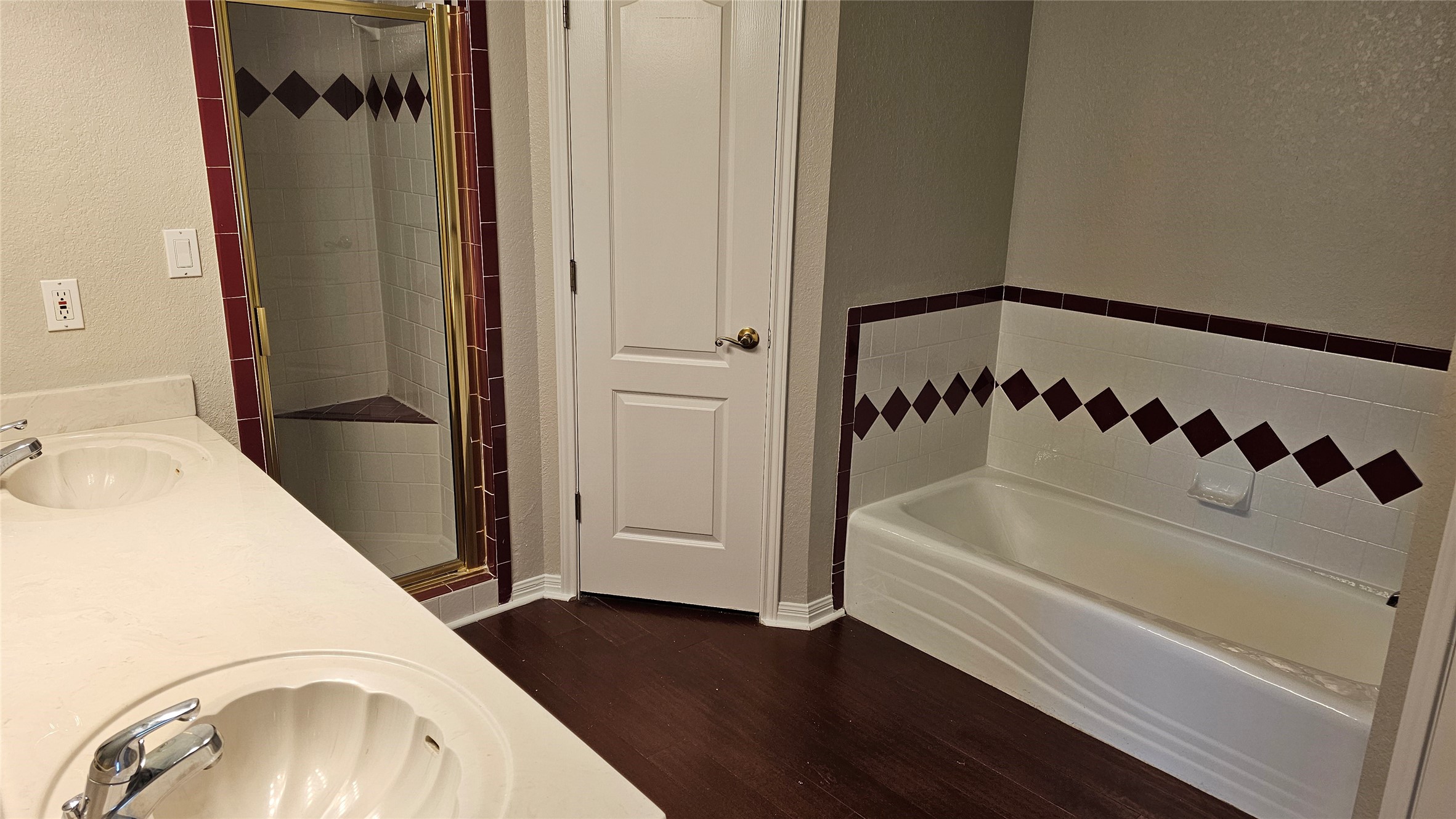 16 Brenda Lane Round Rock, TX 78665 - Photo 20 of 40 a bathroom with a bathtub and shower