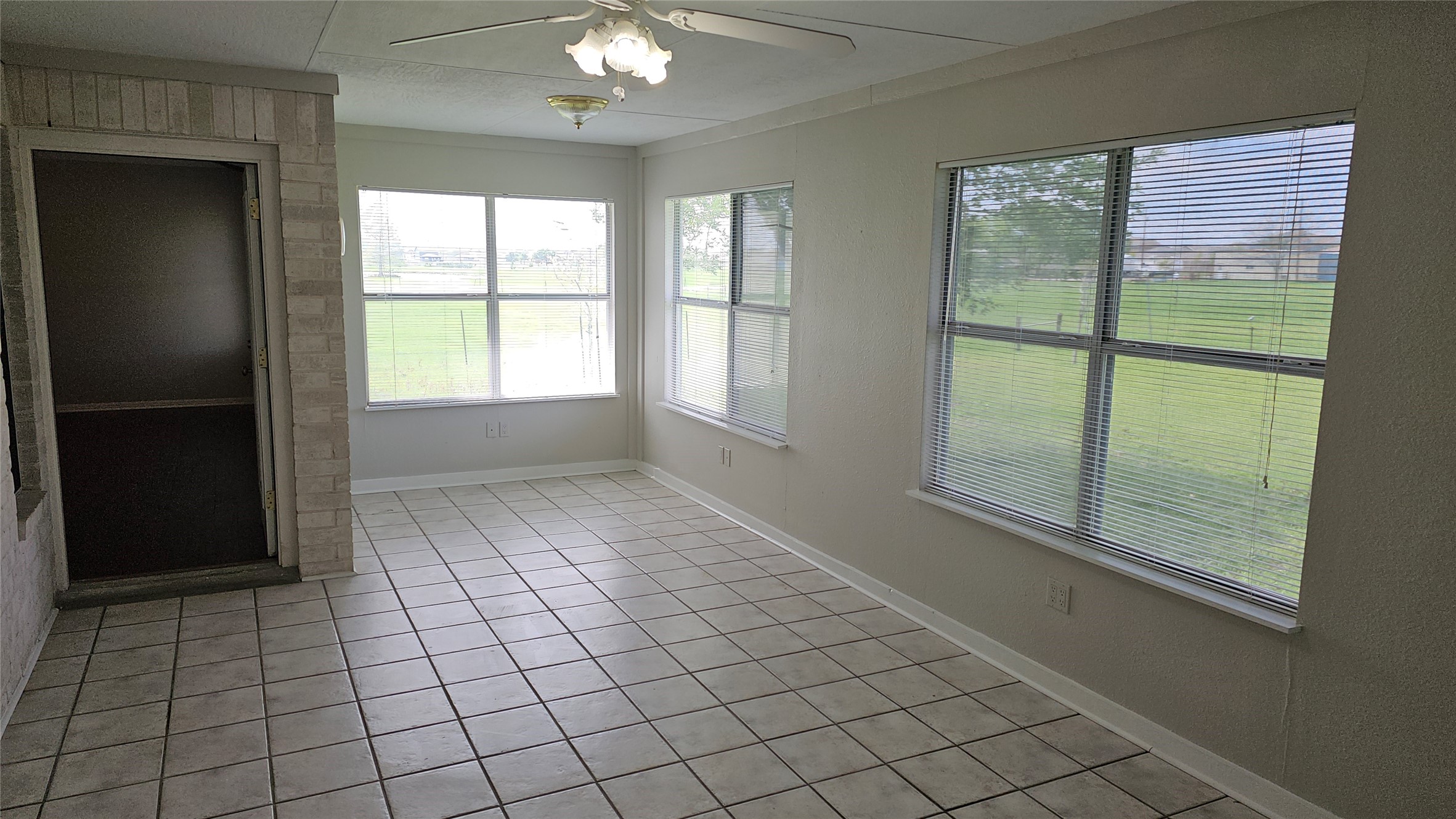 16 Brenda Lane Round Rock, TX 78665 - Photo 28 of 40 an empty room with windows and chandelier