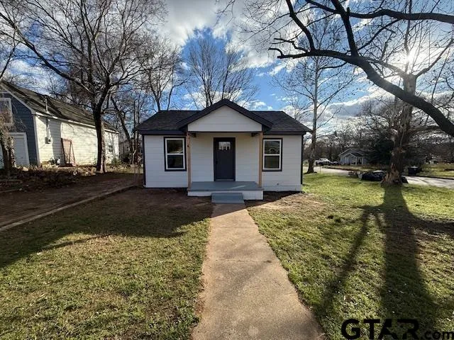 a front view of house with yard
