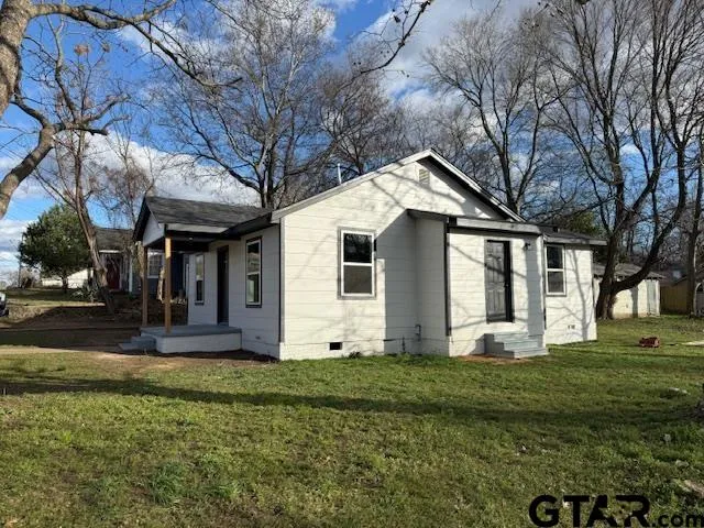 a view of a yard with a tree