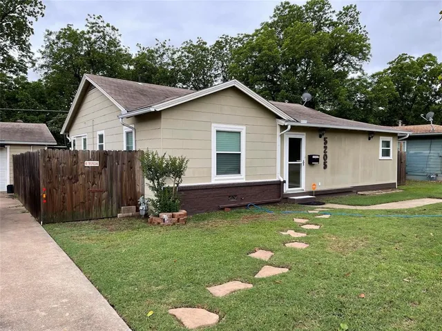a view of a house with backyard