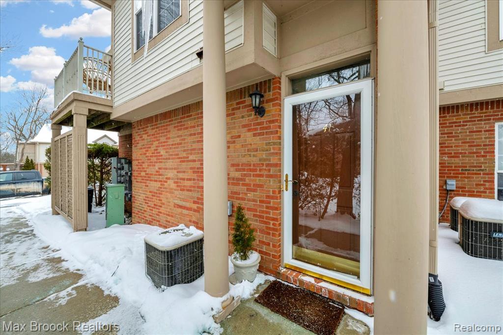 41 North Squirrel Road Auburn Hills, MI 48326 - Photo 3 of 19