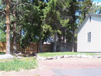 679 Butte Avenue Madras, OR 97741 - Photo 3 of 14 Mature Landscaping