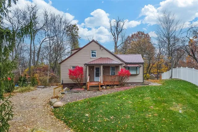 a view of a house with a yard