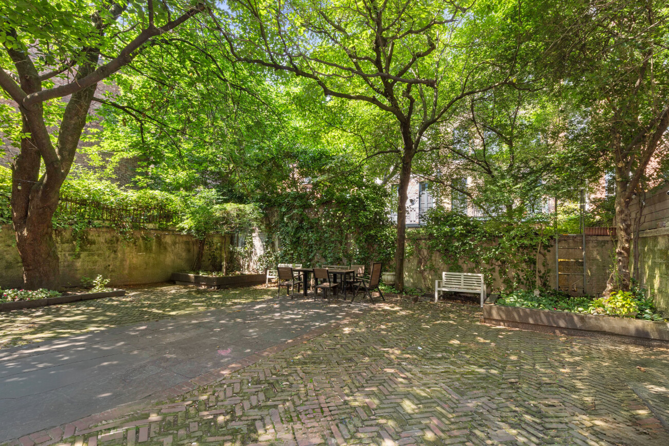 44 Barrow Street Manhattan, NY 10014 - Photo 8 of 10 a backyard of a house with table and chairs