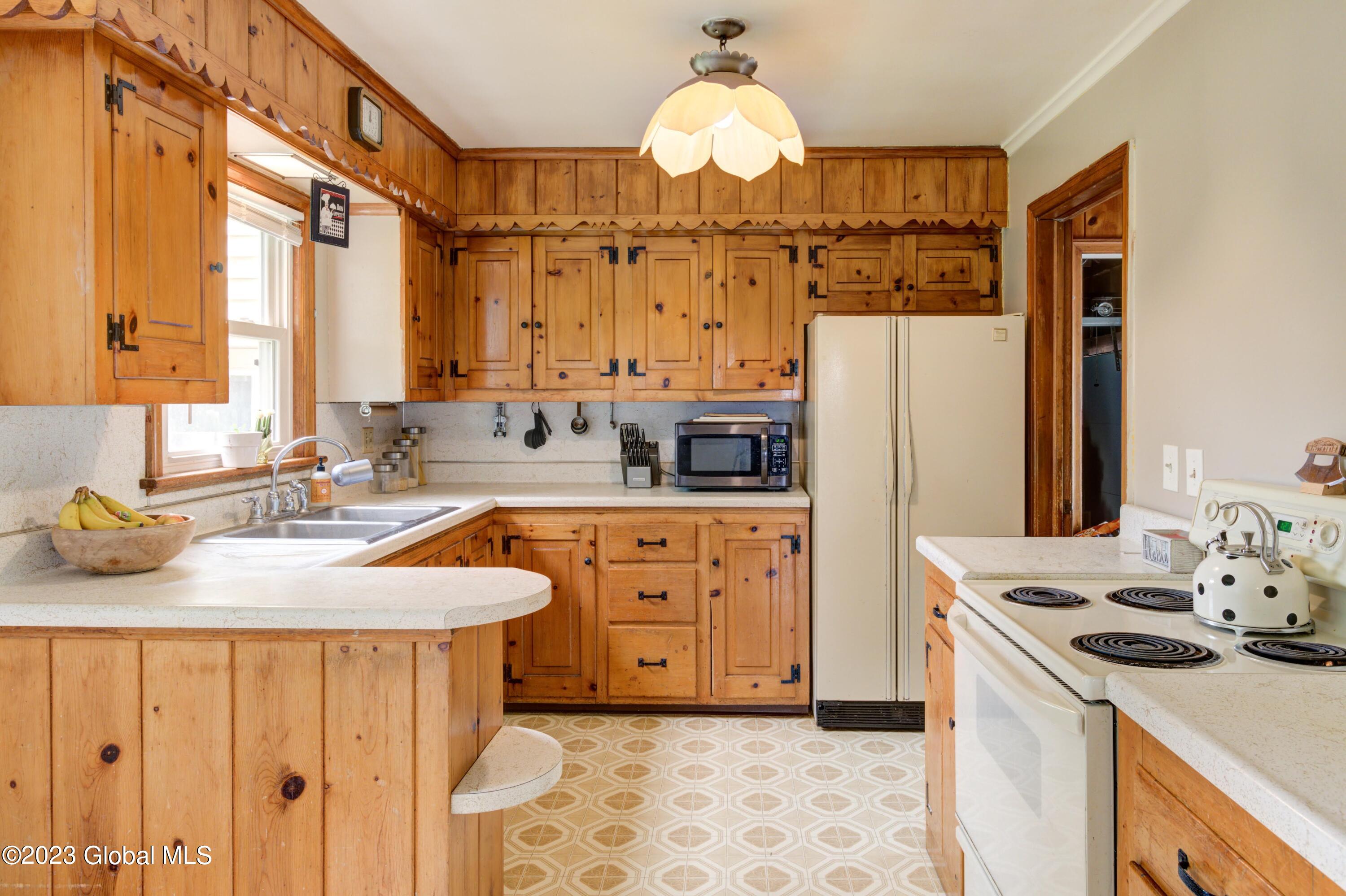 83 Putnam Road Rotterdam, NY 12306 - Photo 6 of 42 4-83 Putnam