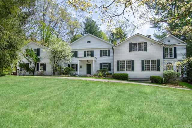 a view of front of house with a small yard