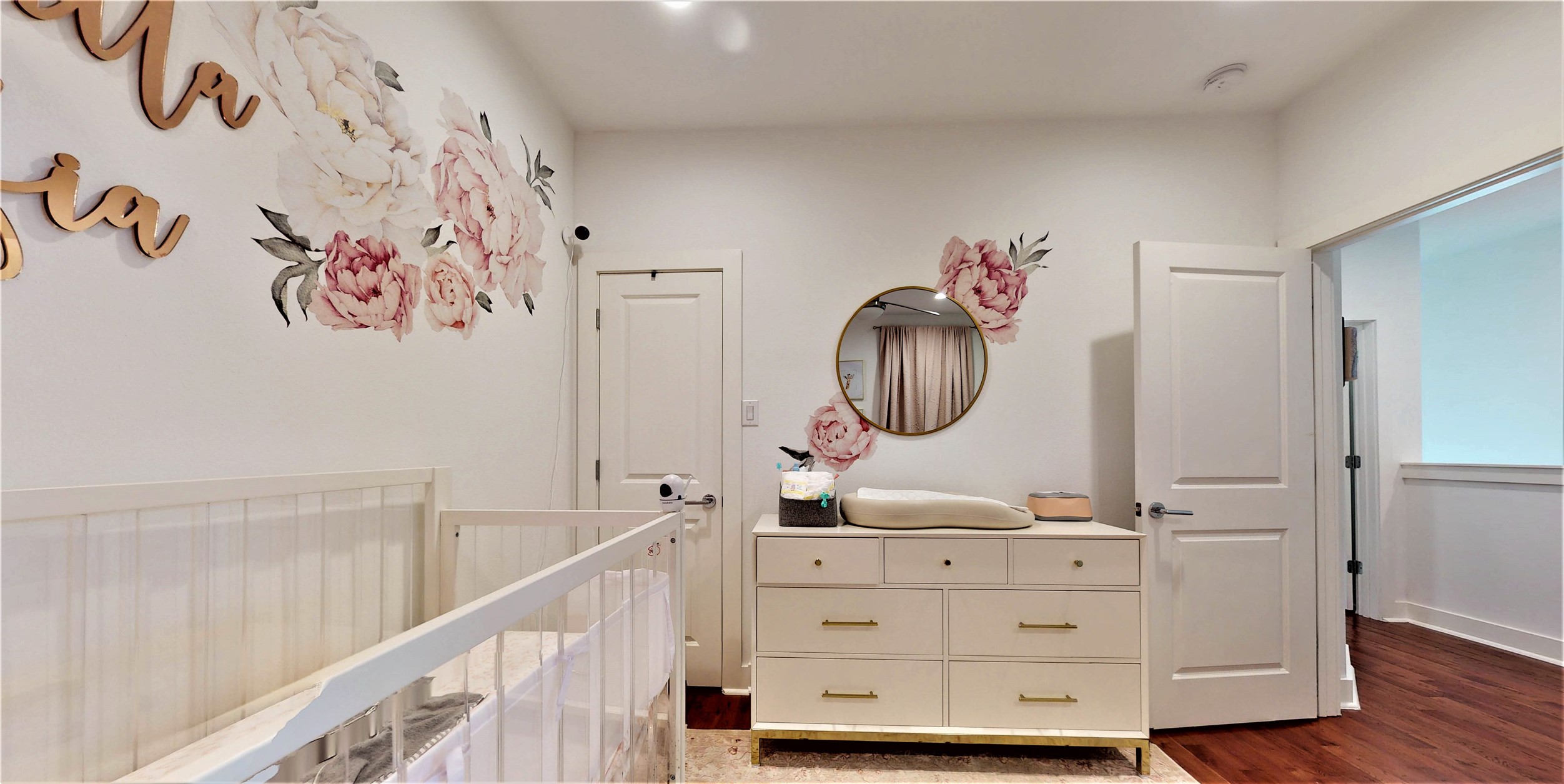 5422 Darling Street, Unit C Houston, TX 77007 - Photo 23 of 35 Secondary Bedroom / Walls are Neutral Color