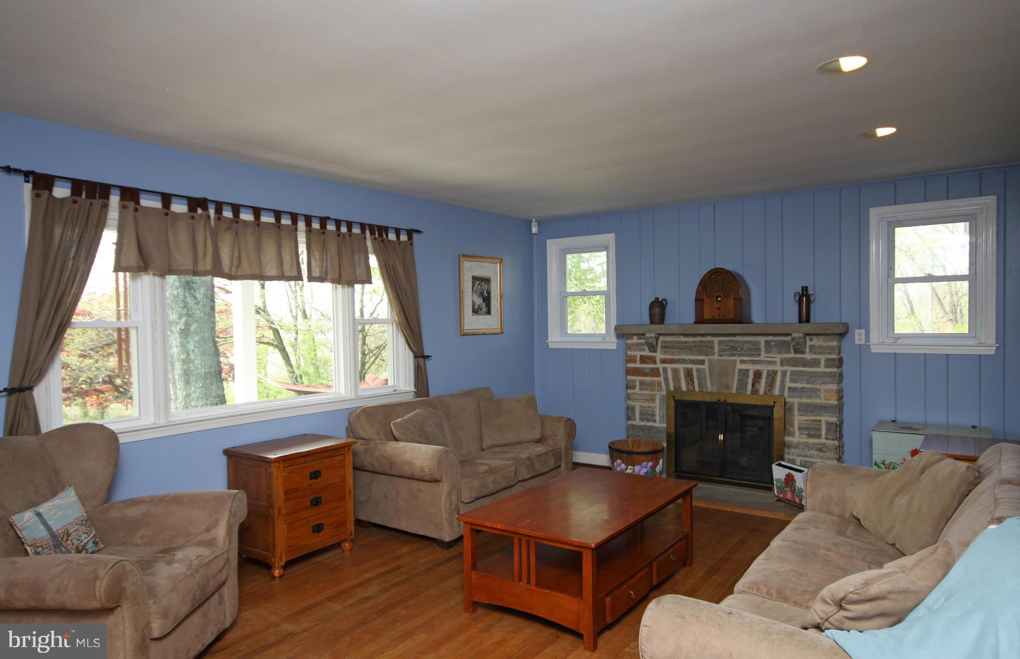 2930 Offutt Road Randallstown, MD 21163 - Photo 5 of 26 Living Room