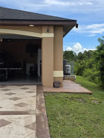 a view of a backyard