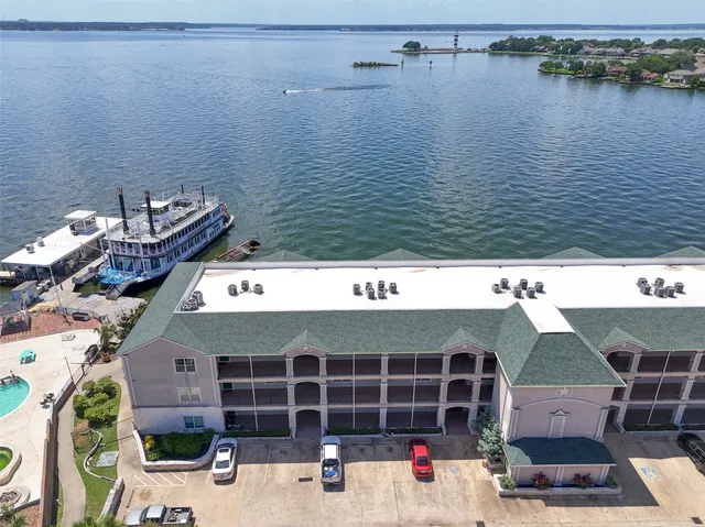 a picture of a lake view