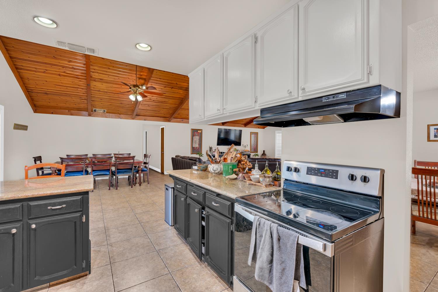 16448 Monreal Road Madera, CA 93636 - Photo 15 of 97