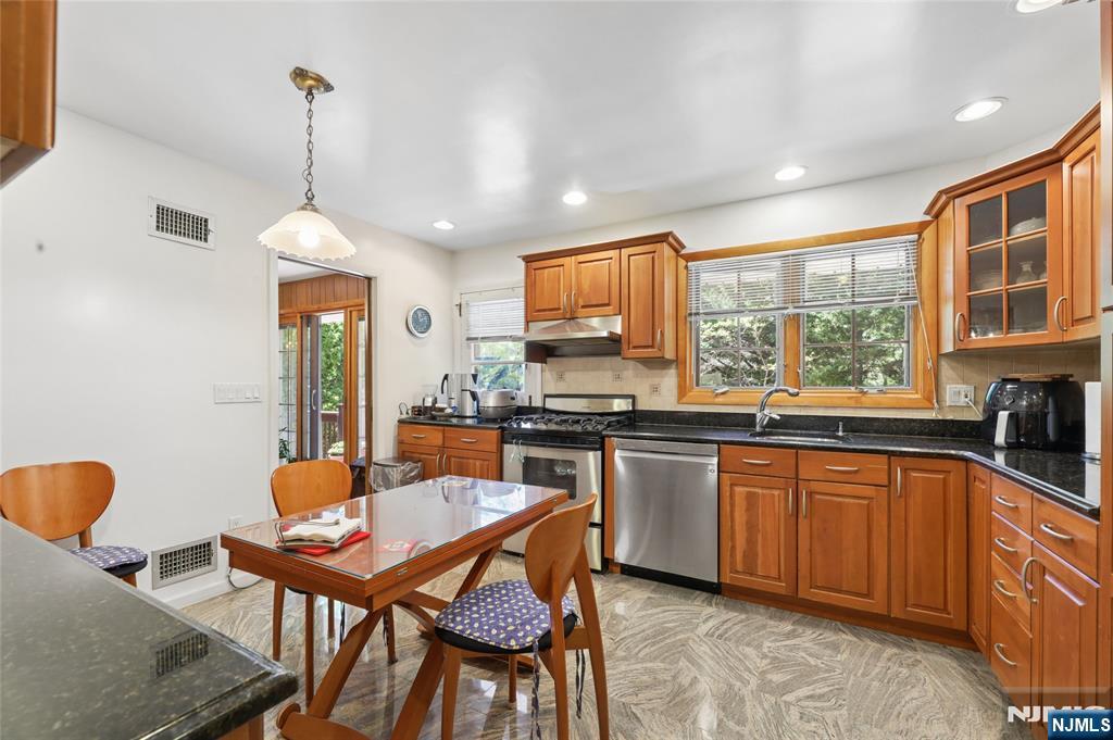 12 Beverly Road Englewood Cliffs, NJ 07632 - Photo 7 of 36