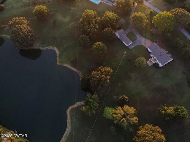 a view of a house with backyard and garden