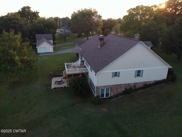 an aerial view of a house having yard