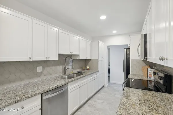 $2,900 | 2230 East Clarendon Avenue, Phoenix, AZ 85016