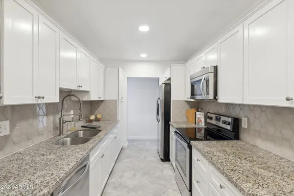 $2,900 | 2230 East Clarendon Avenue, Phoenix, AZ 85016