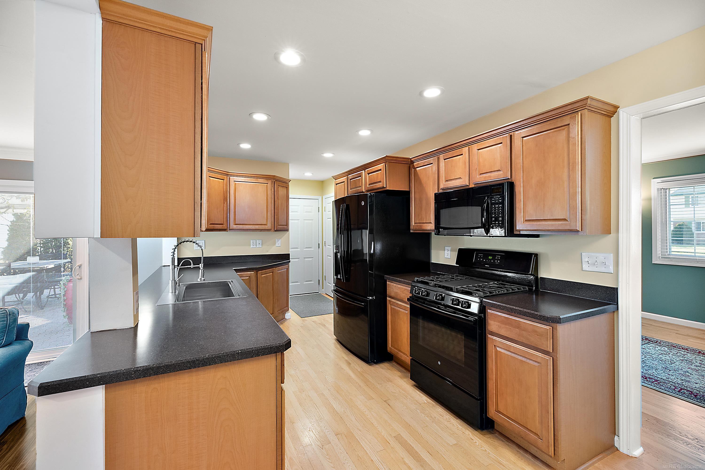 38276 Tottenham Road Sterling Heights, MI 48312 - Photo 15 of 44