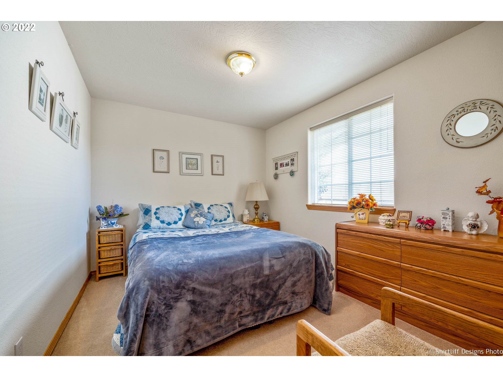 4042 Virginia Avenue Springfield, OR 97478 - Photo 20 of 28 a bedroom with a bed and a dresser