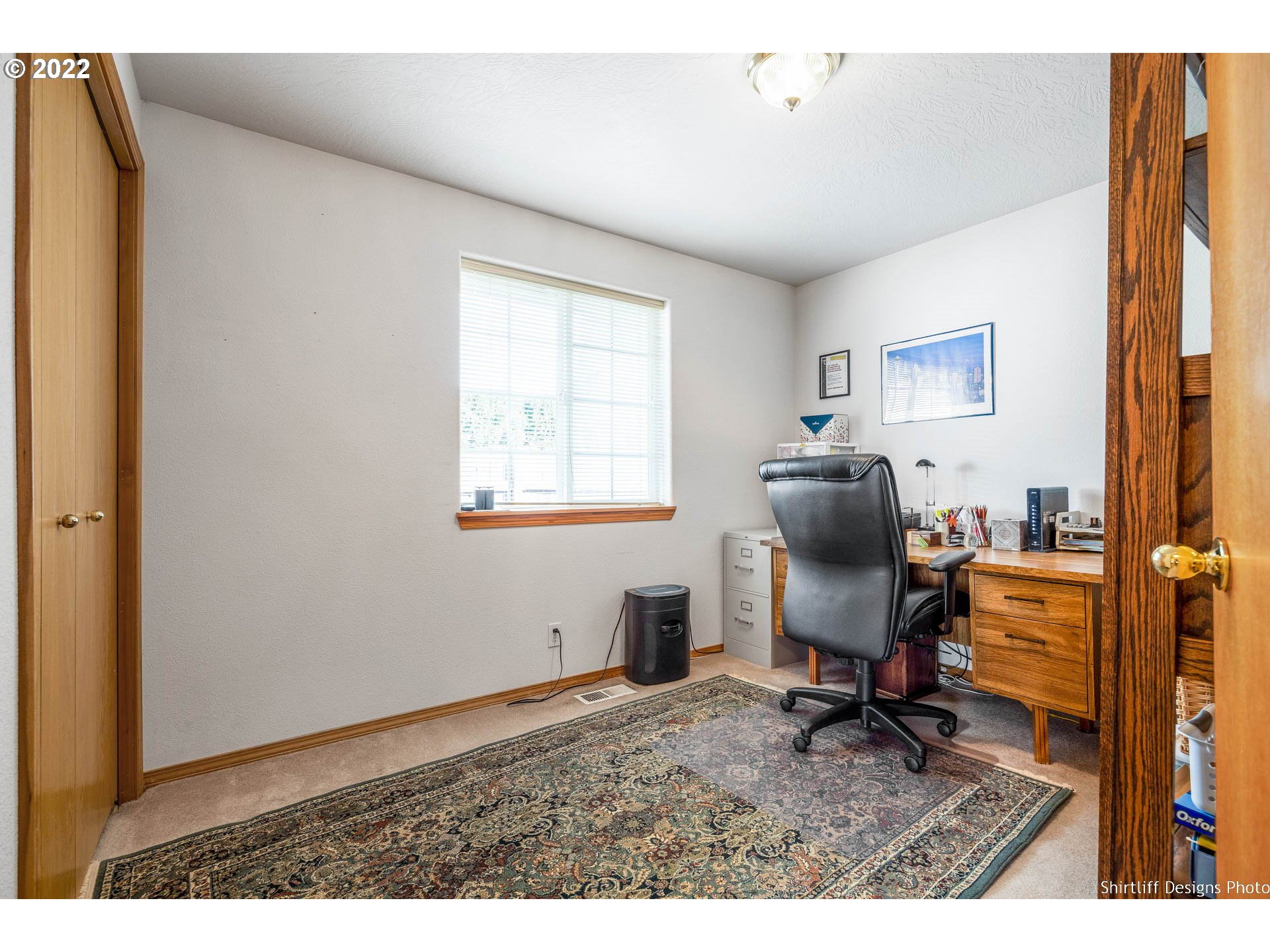 4042 Virginia Avenue Springfield, OR 97478 - Photo 23 of 28 a workspace with furniture and a window